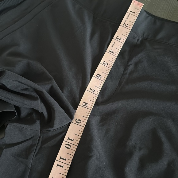 Athleta Brooklyn Bermuda Short Featherweight 9” Black Size 8 - Picture 12 of 16